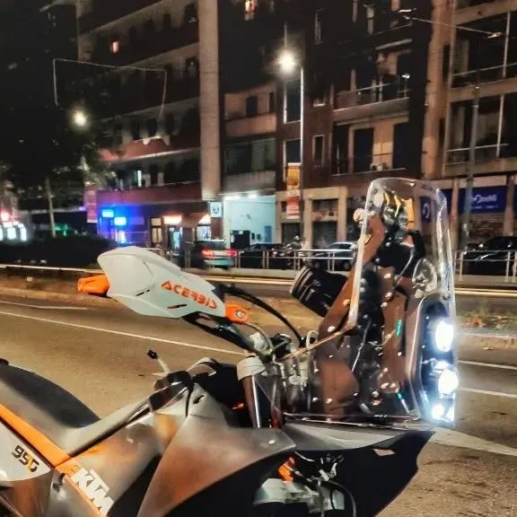 KTM 990 Adventure di notte in città