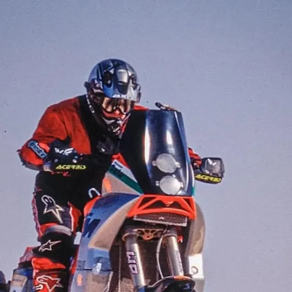 Pilota con KTM 950 Adventure in stile Dakar